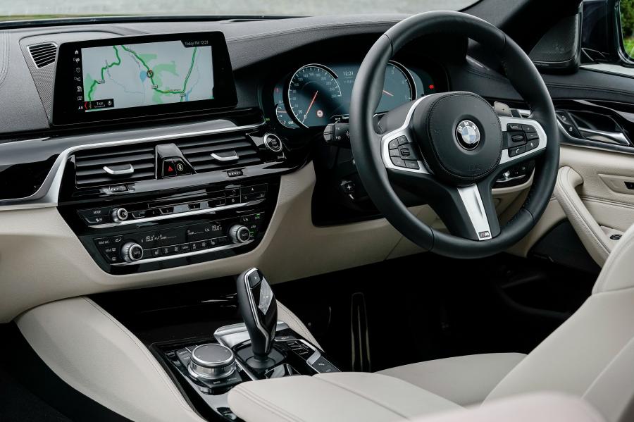 Интерьер BMW 530d xDrive Touring M Sport (G31) 2017 года  (UK) (фото 21 из 40)
